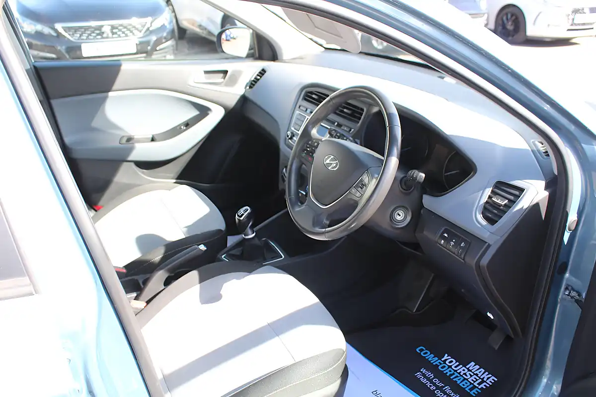 Used 2016 Hyundai i20 Se Blue - Interior and Exterior details 14