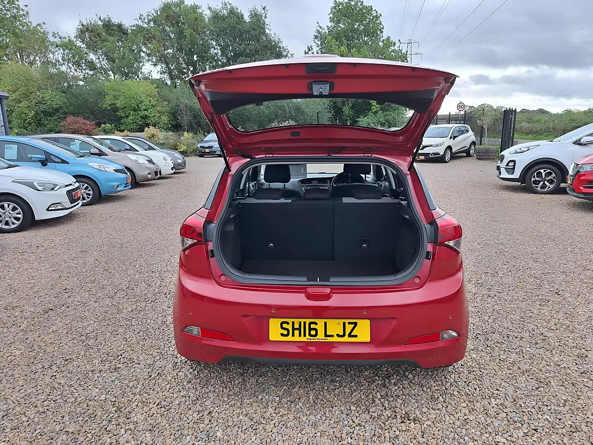 Used 2016 Hyundai I20 Se Red - Interior and Exterior details 9