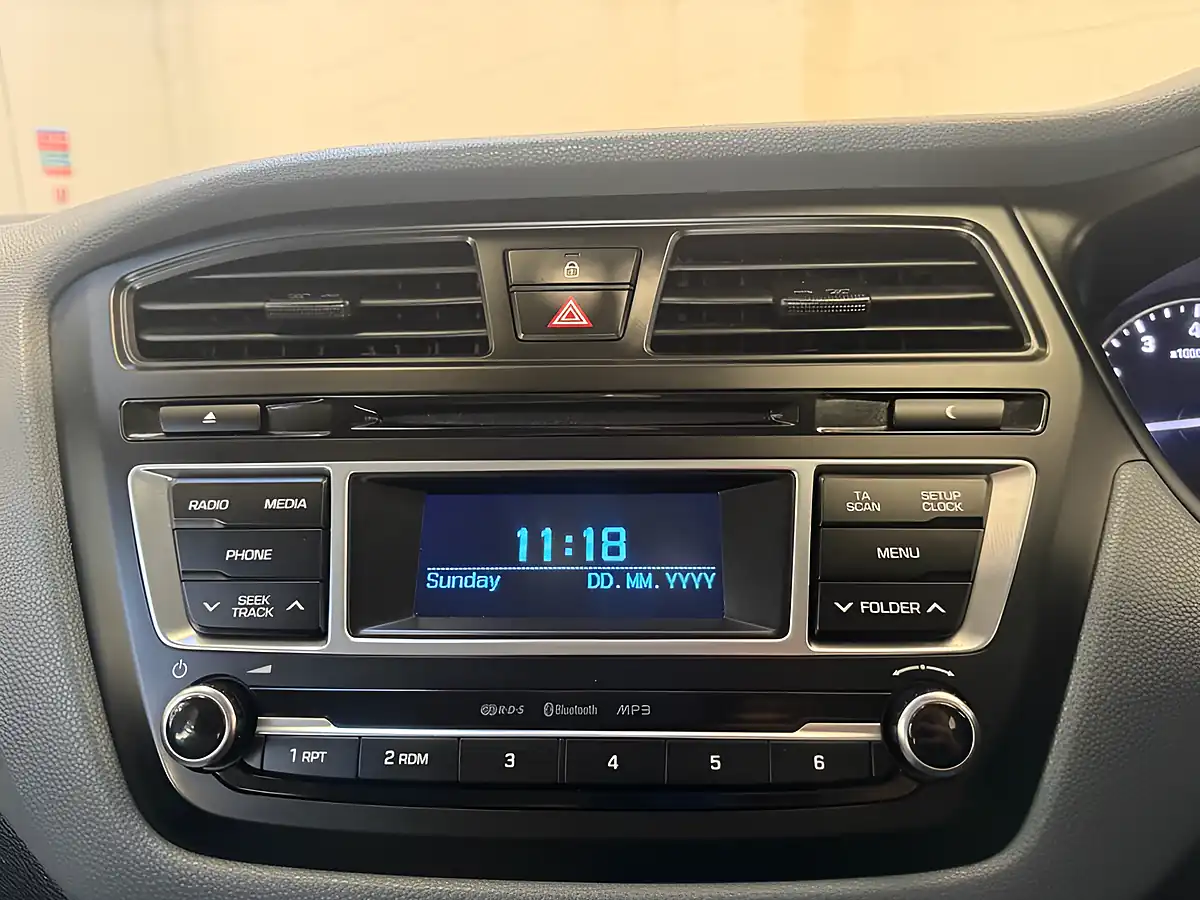 Used 2016 Hyundai I20 Se White - Interior and Exterior details 13