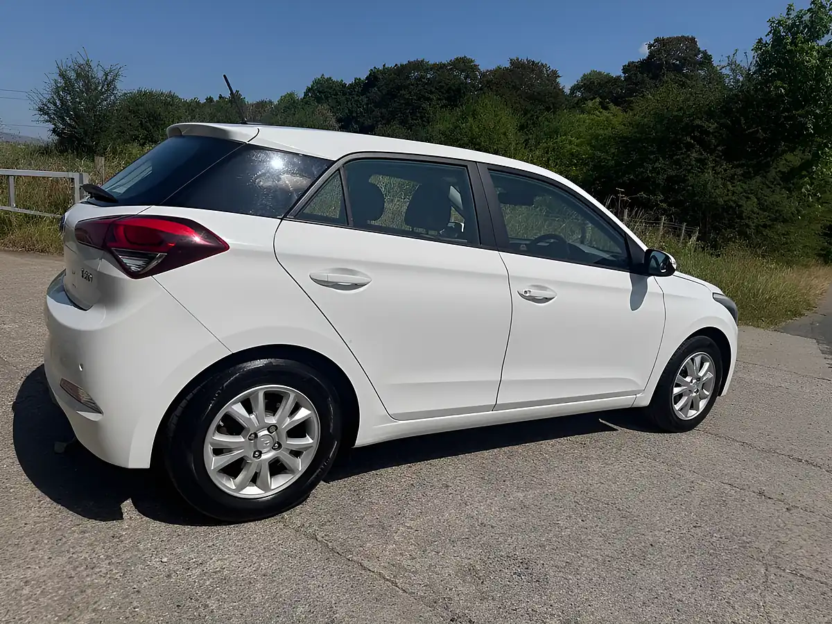 Used 2016 Hyundai I20 Se White - Interior and Exterior details 3