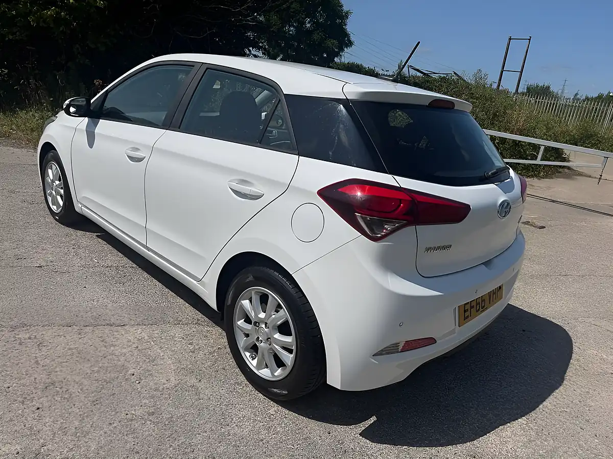 Used 2016 Hyundai I20 Se White - Interior and Exterior details 7