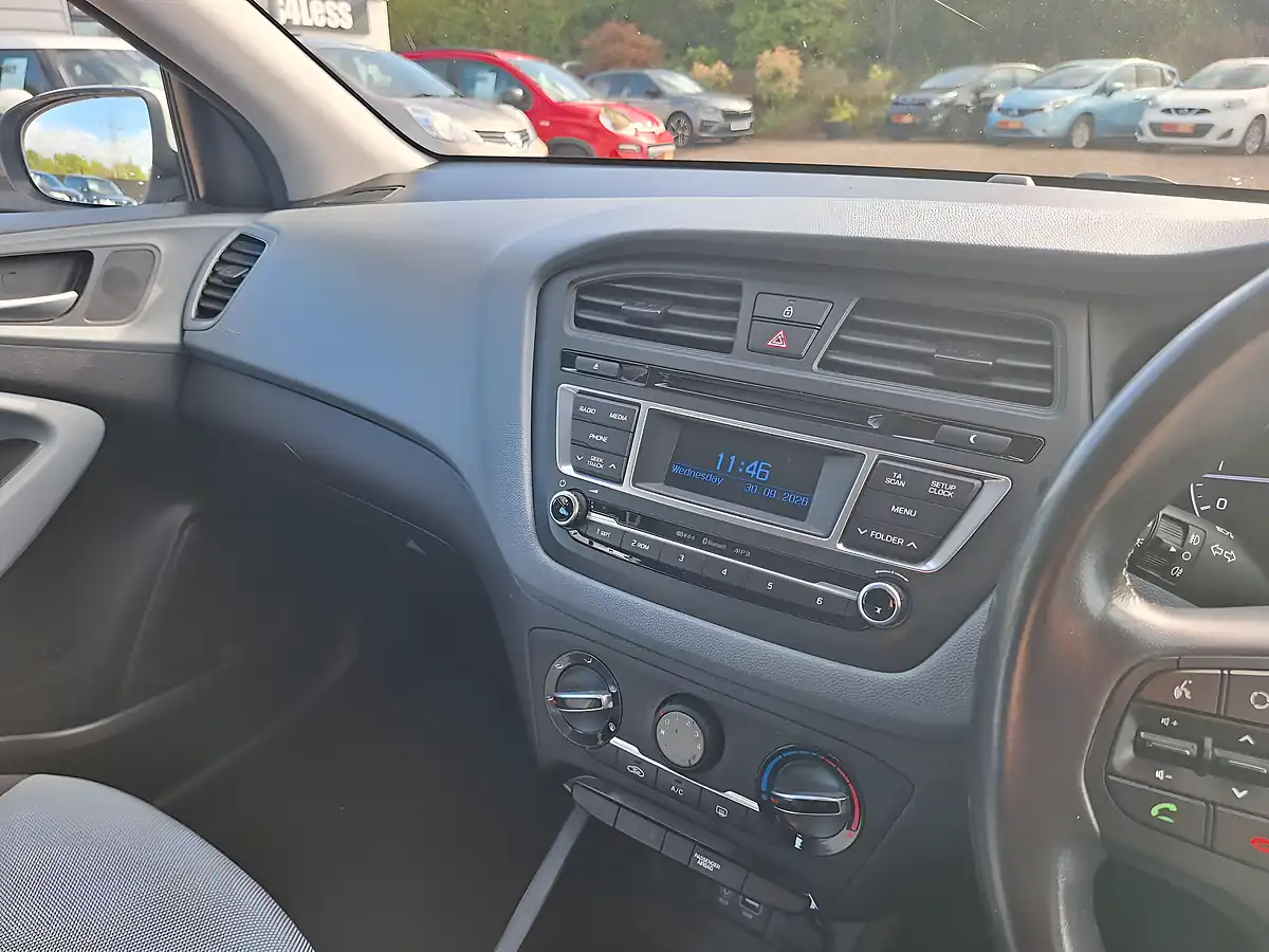 Used 2016 Hyundai I20 Se White - Interior and Exterior details 11