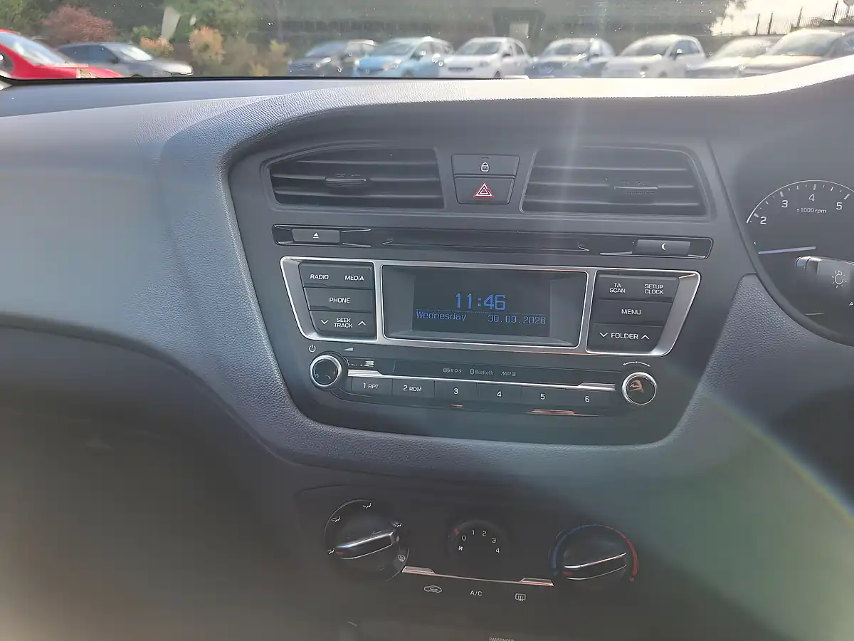 Used 2016 Hyundai I20 Se White - Interior and Exterior details 13