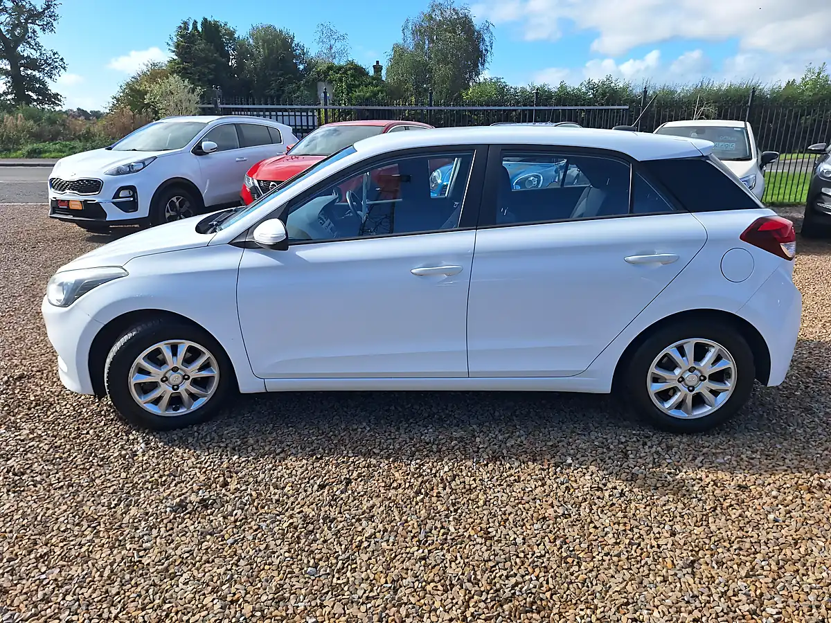 Used 2016 Hyundai I20 Se White - Interior and Exterior details 7