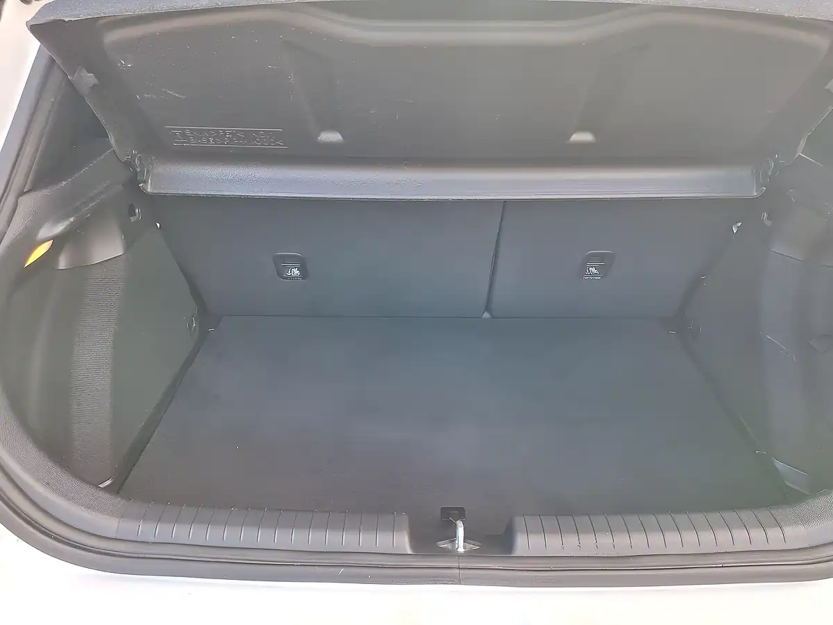 Used 2016 Hyundai I20 Se White - Interior and Exterior details 9