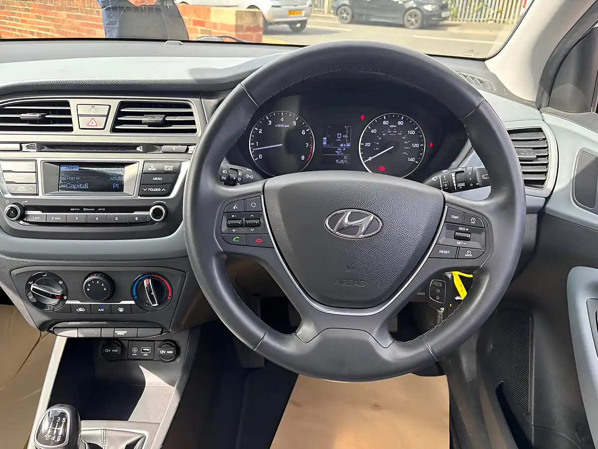 Used 2016 Hyundai i20 Se White - Interior and Exterior details 11