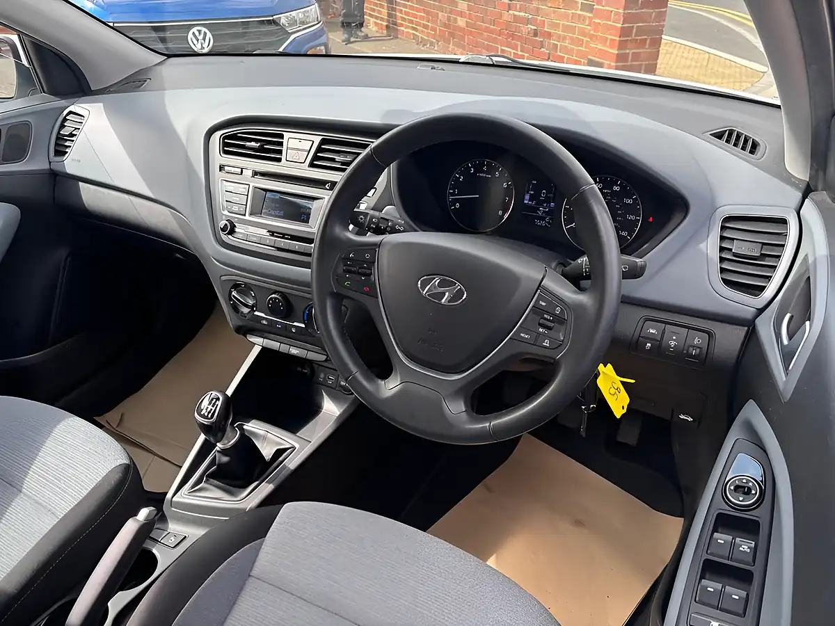Used 2016 Hyundai i20 Se White - Interior and Exterior details 12