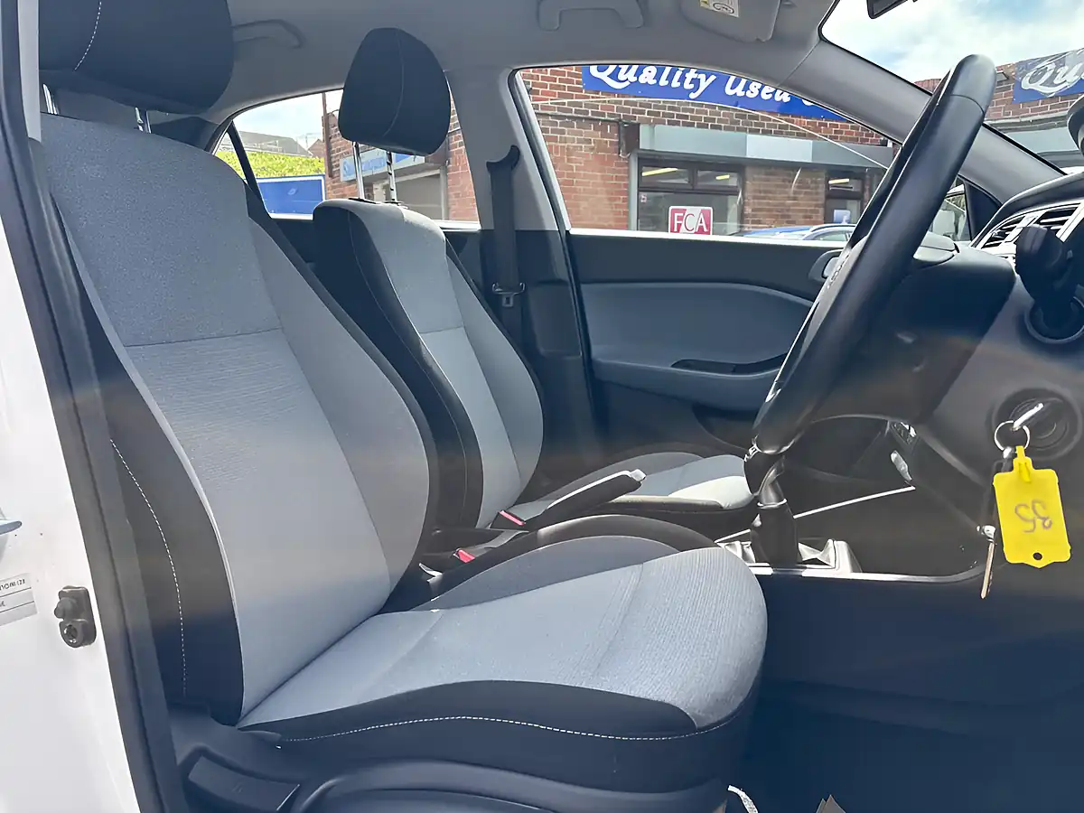 Used 2016 Hyundai i20 Se White - Interior and Exterior details 14
