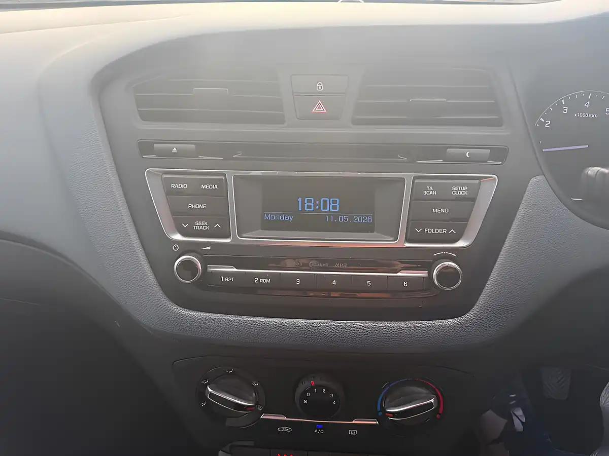 Used 2016 Hyundai i20 Se White - Interior and Exterior details 14