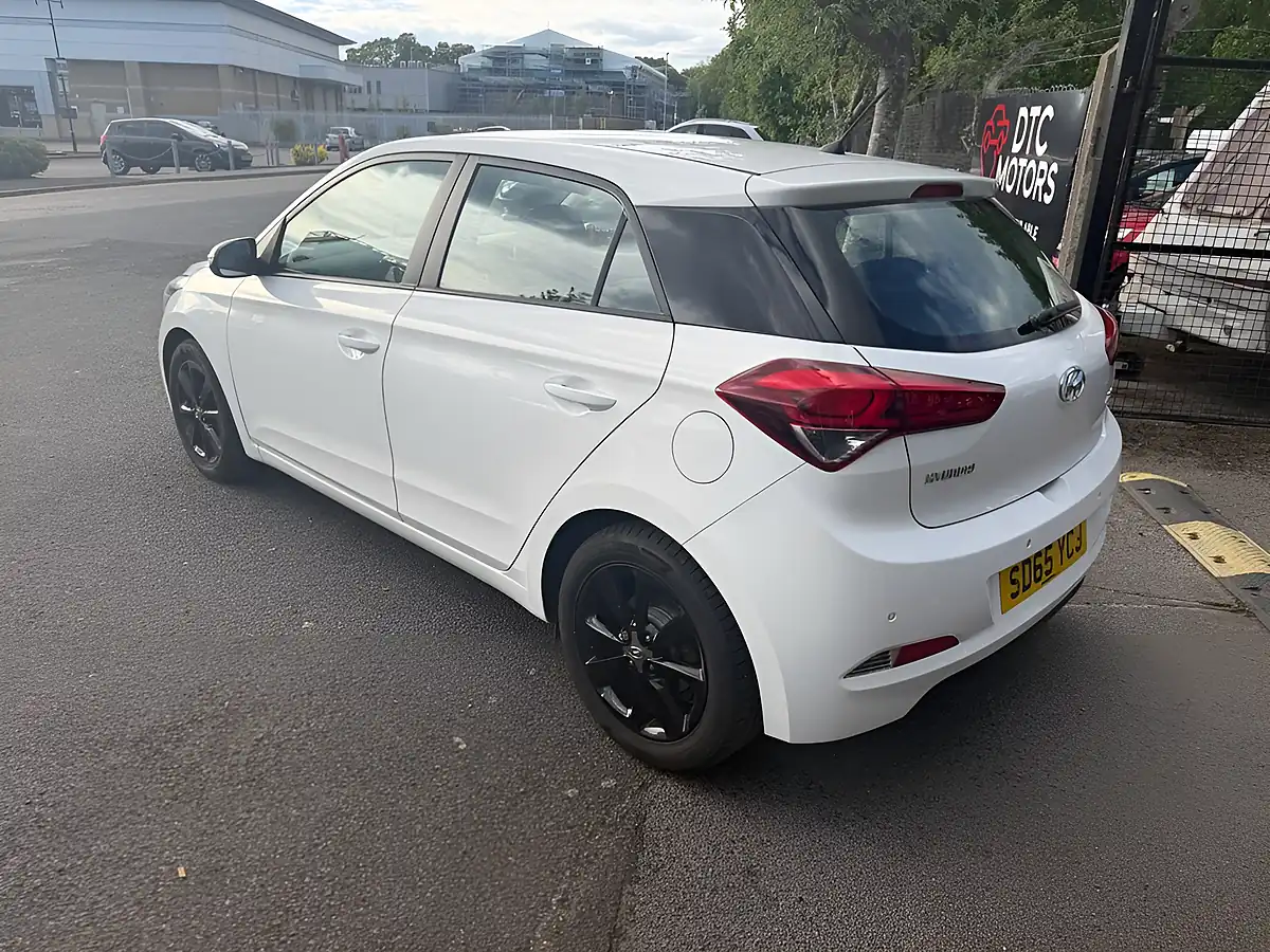 Used 2016 Hyundai i20 Se White - Interior and Exterior details 3