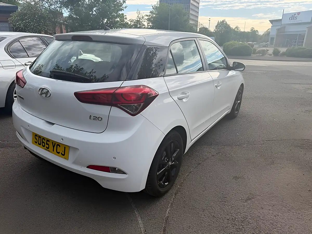 Used 2016 Hyundai i20 Se White - Interior and Exterior details 5