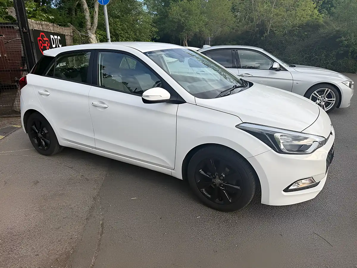 Used 2016 Hyundai i20 Se White - Interior and Exterior details 7