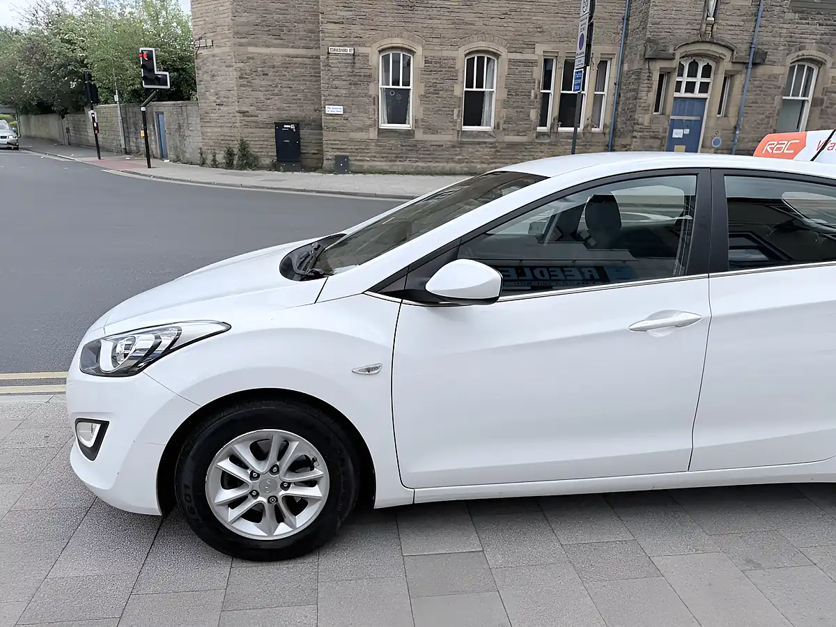 Used 2016 Hyundai I30 Se Blue Drive 5DR White - Interior and Exterior details 12