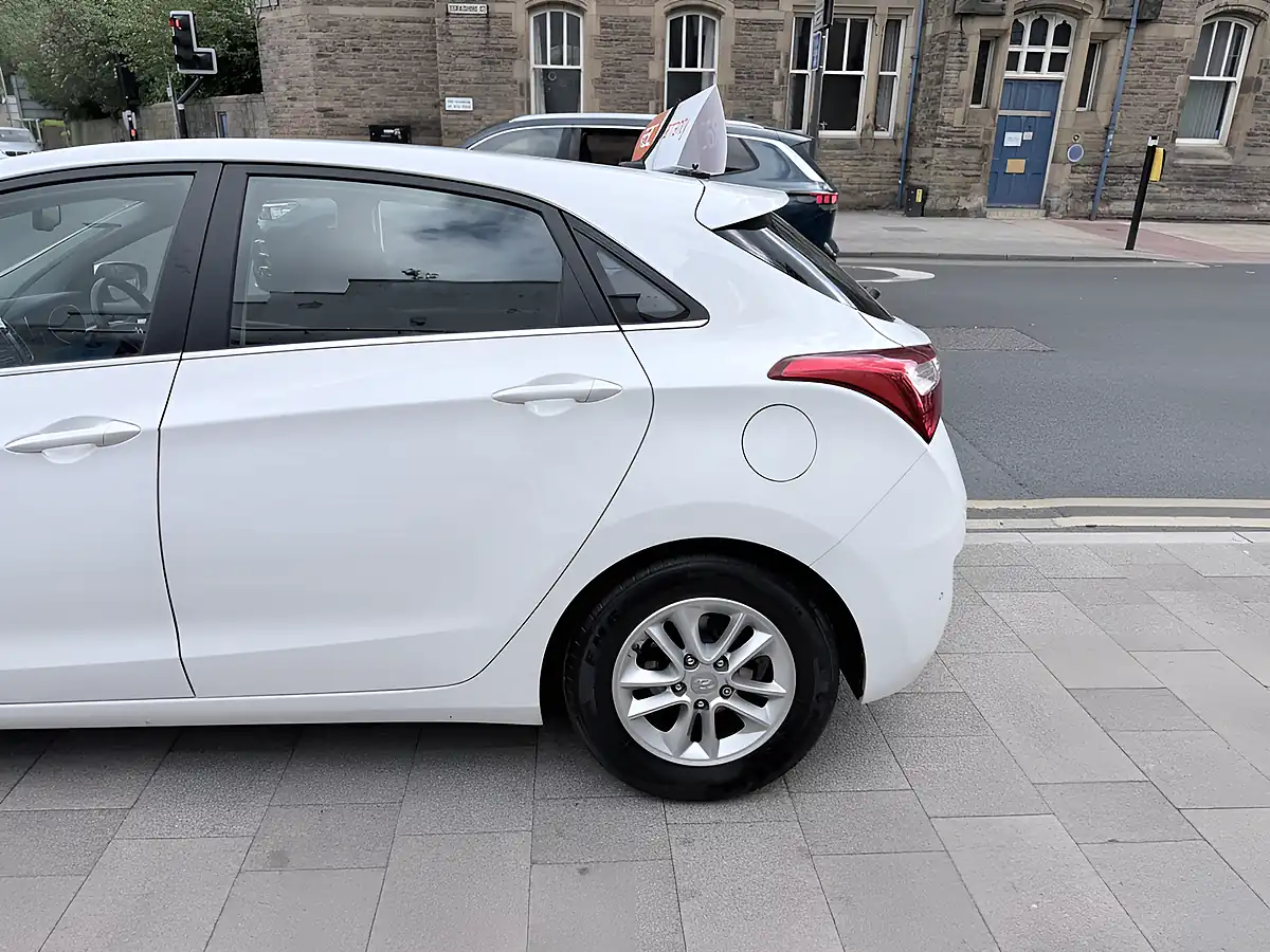 Used 2016 Hyundai I30 Se Blue Drive 5DR White - Interior and Exterior details 13
