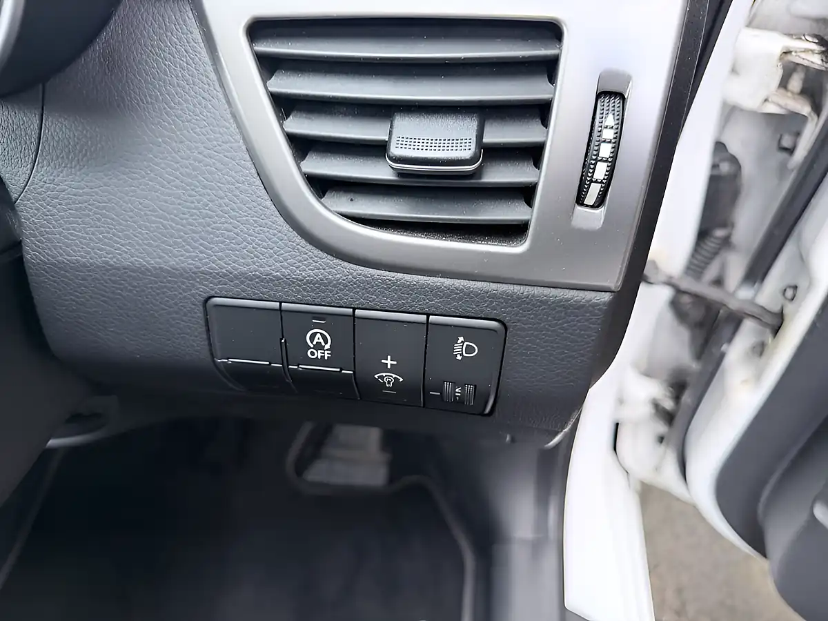 Used 2016 Hyundai I30 Se Blue Drive 5DR White - Interior and Exterior details 16