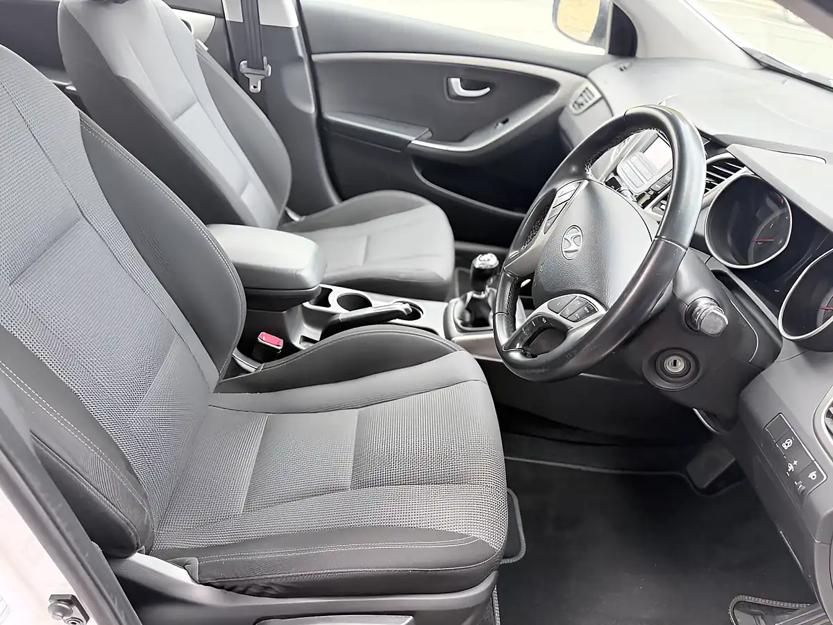 Used 2016 Hyundai I30 Se Blue Drive 5DR White - Interior and Exterior details 20
