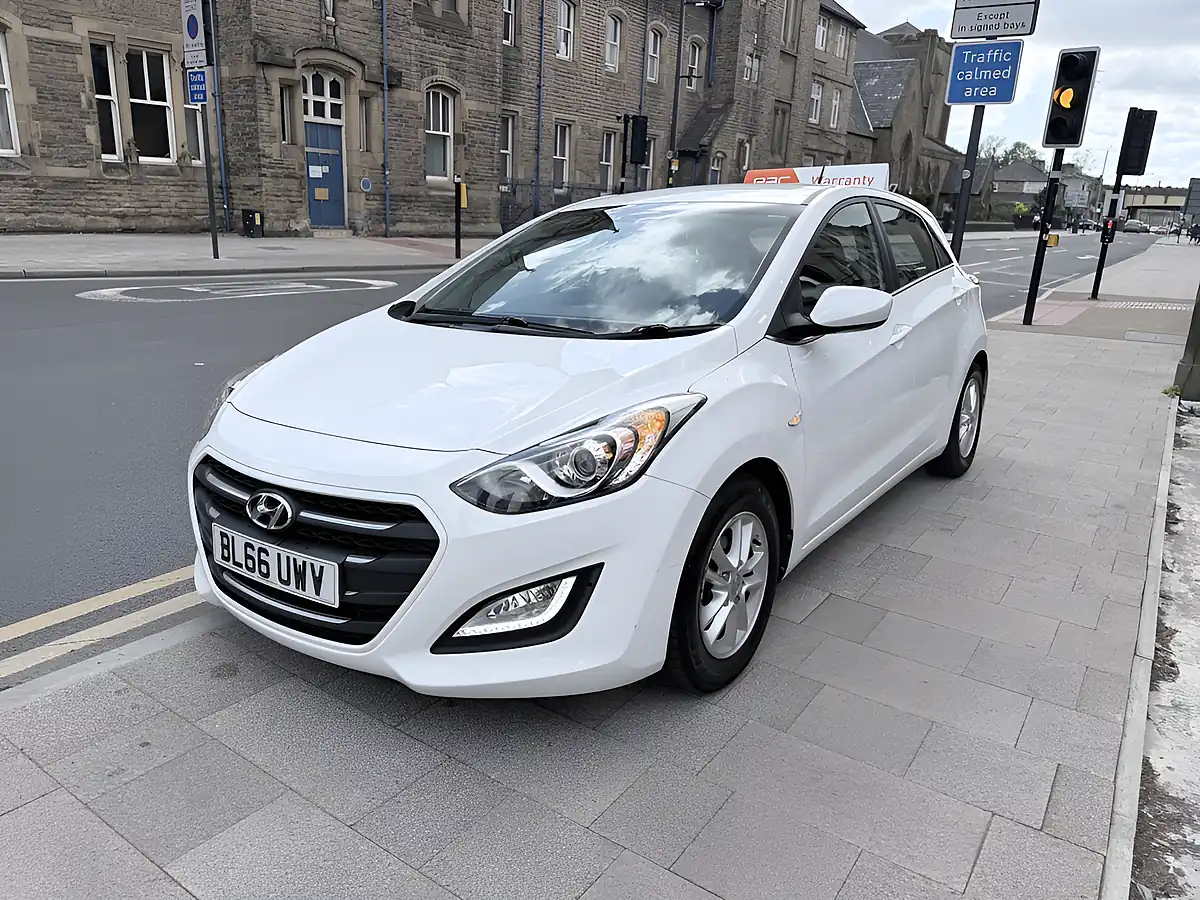 Used 2016 Hyundai I30 Se Blue Drive 5DR White - Interior and Exterior details 3