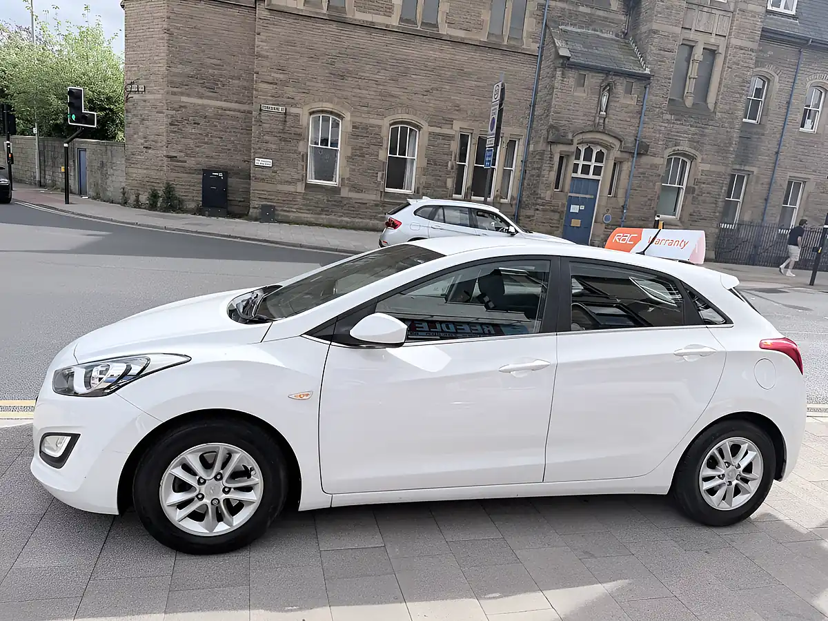 Used 2016 Hyundai I30 Se Blue Drive 5DR White - Interior and Exterior details 7