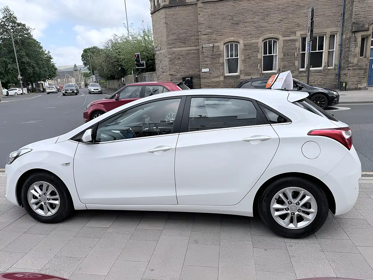 Used 2016 Hyundai I30 Se Blue Drive 5DR White - Interior and Exterior details 8