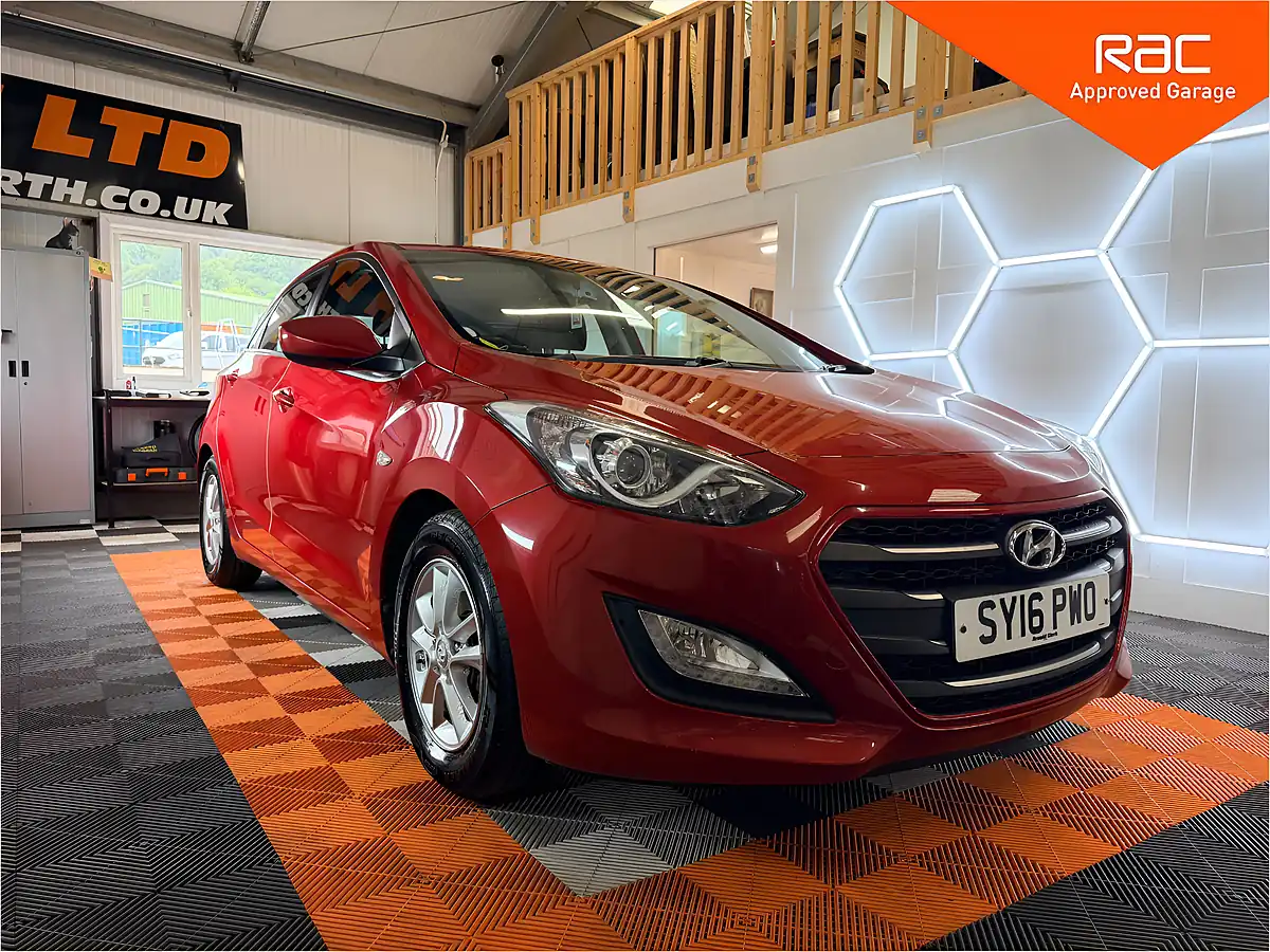 Used 2016 Hyundai I30 Se Red - Front View