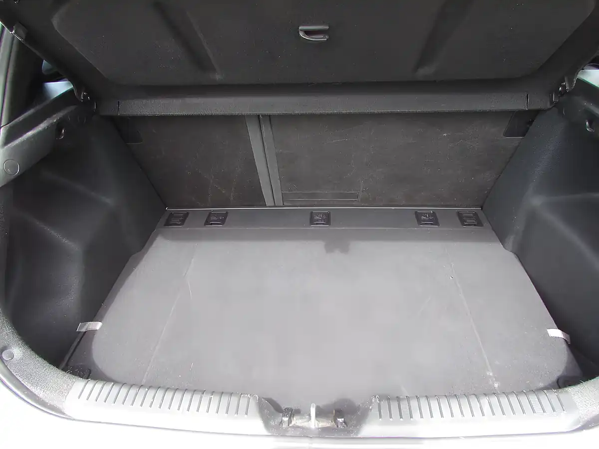 Used 2016 Hyundai i30 Se Silver - Interior and Exterior details 11