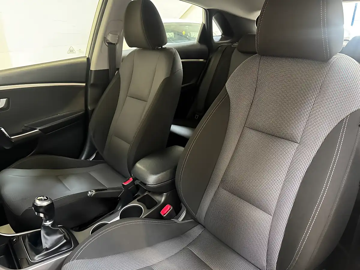 Used 2016 Hyundai i30 Se Silver - Interior and Exterior details 11
