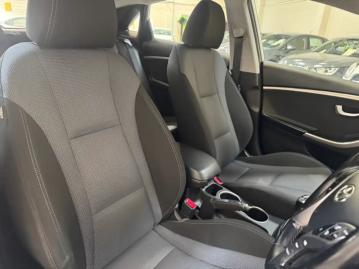 Used 2016 Hyundai i30 Se Silver - Interior and Exterior details 8