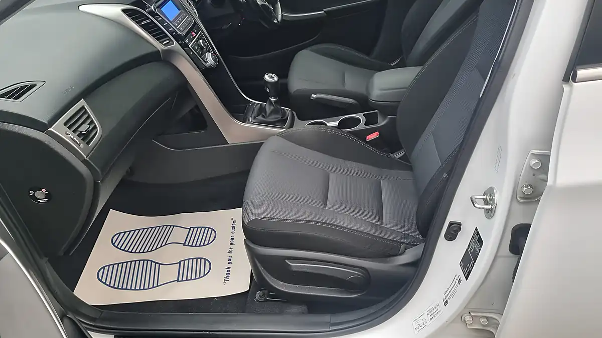 Used 2016 Hyundai I30 Se White - Interior and Exterior details 15