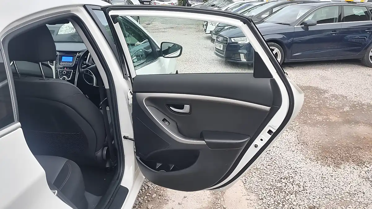 Used 2016 Hyundai I30 Se White - Interior and Exterior details 17