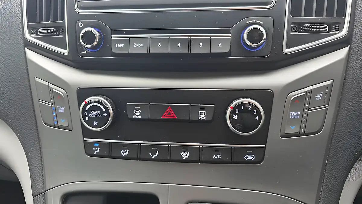 Used 2016 Hyundai i800 Se Silver - Interior and Exterior details 15