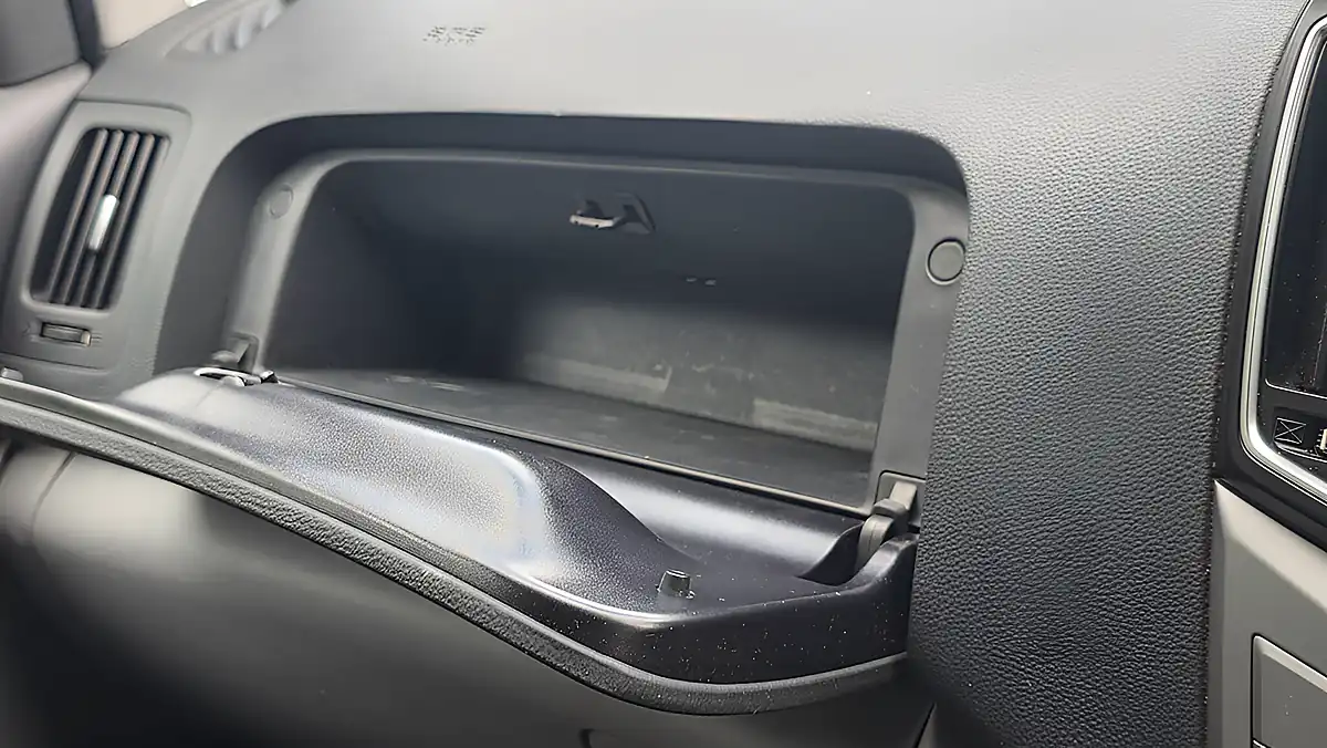 Used 2016 Hyundai i800 Se Silver - Interior and Exterior details 19