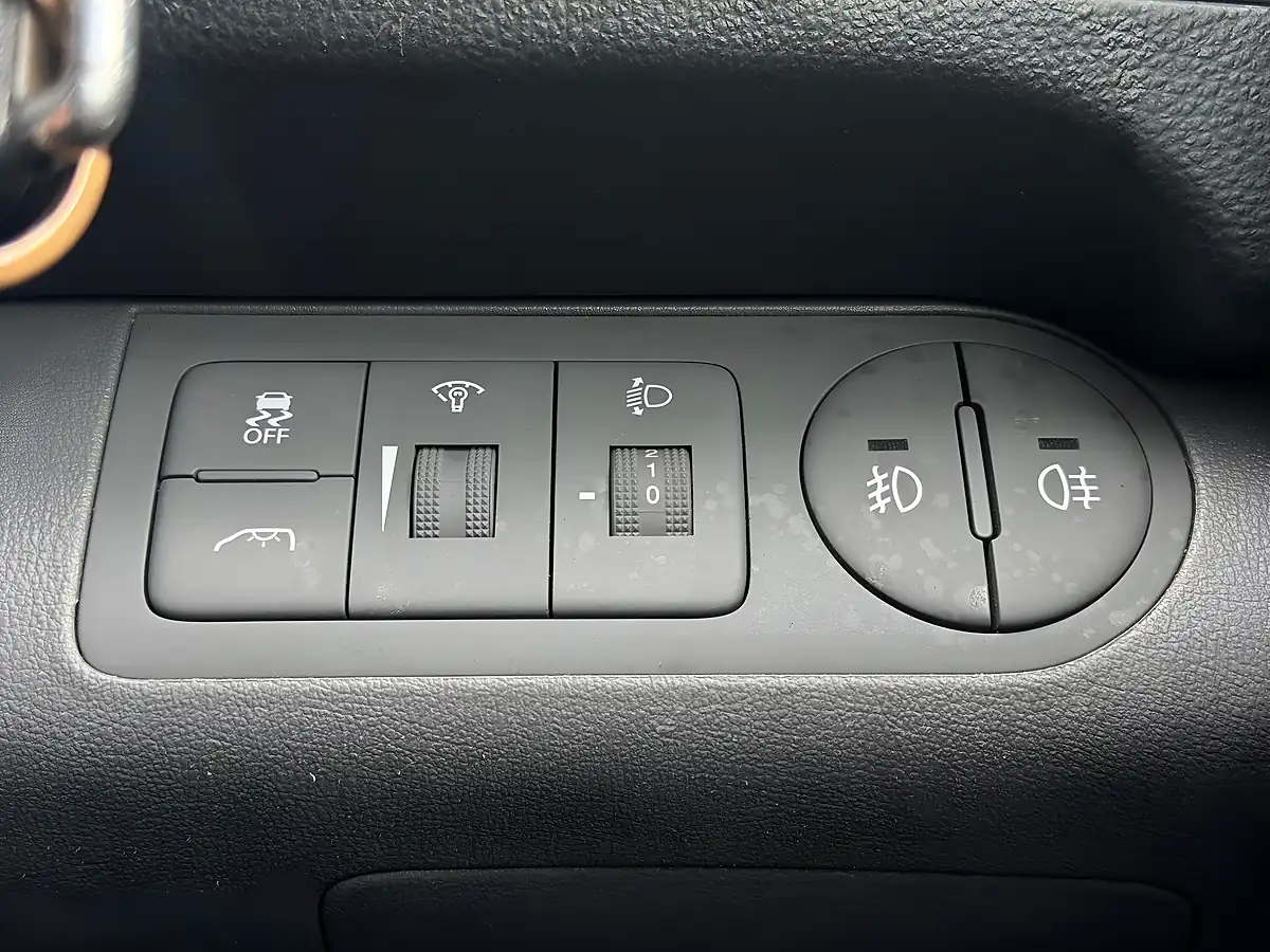 Used 2016 Hyundai i800 Se White - Interior and Exterior details 15
