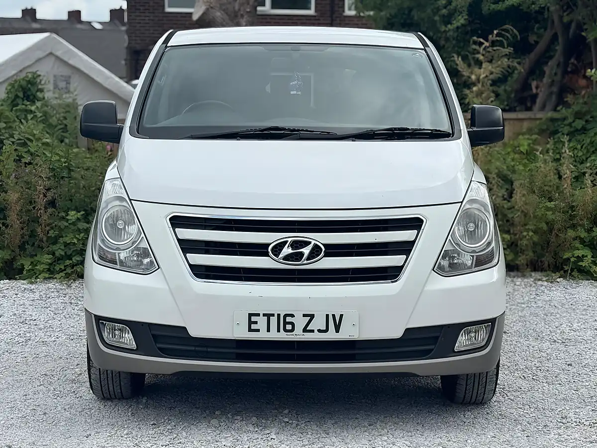 Used 2016 Hyundai i800 Se White - Interior and Exterior details 5