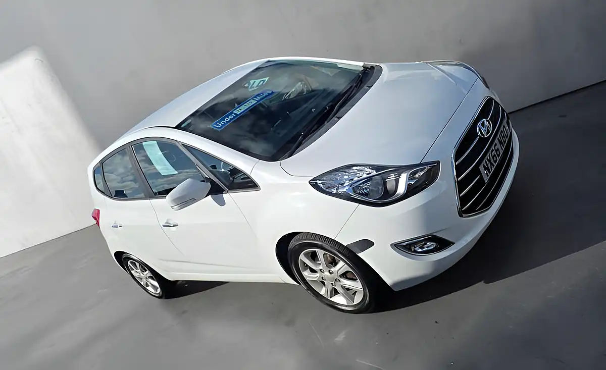Used 2016 Hyundai iX20 Se Alpine White - Interior and Exterior details 8