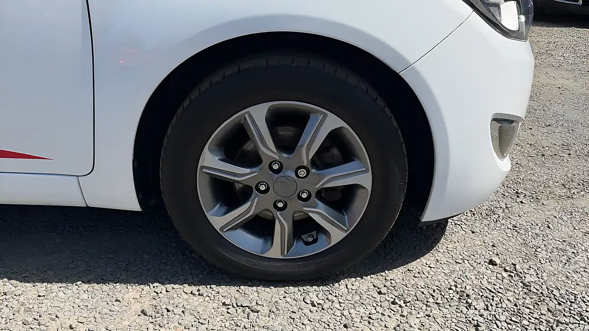 Used 2016 Hyundai Ix20 Se White - Interior and Exterior details 19