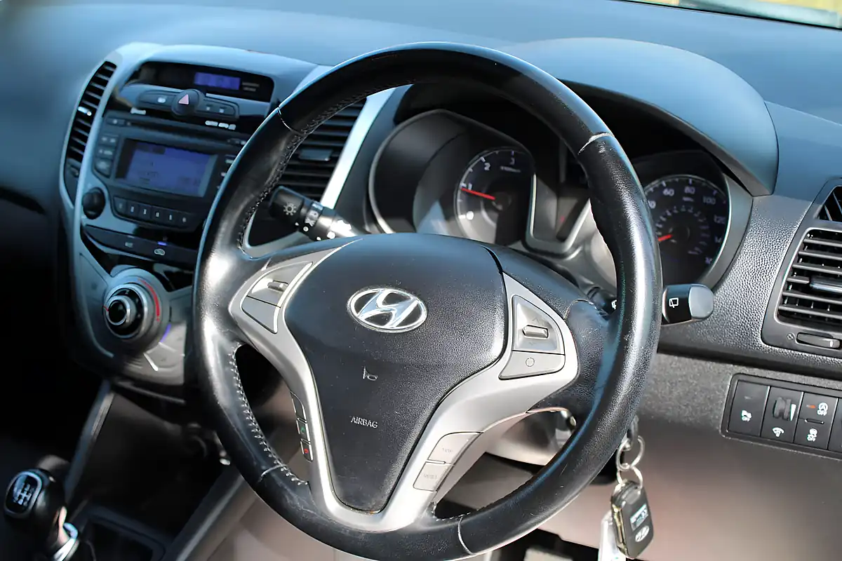 Used 2016 Hyundai ix20 Style White - Interior and Exterior details 14