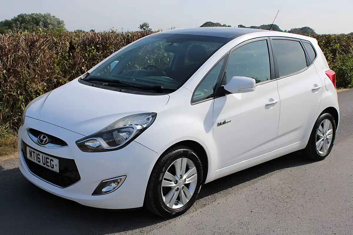 Used 2016 Hyundai ix20 Style White - Interior and Exterior details 4