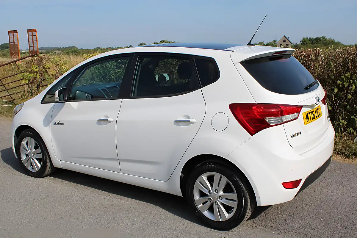 Used 2016 Hyundai ix20 Style White - Interior and Exterior details 7