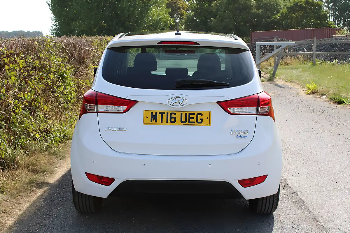 Used 2016 Hyundai ix20 Style White - Interior and Exterior details 8
