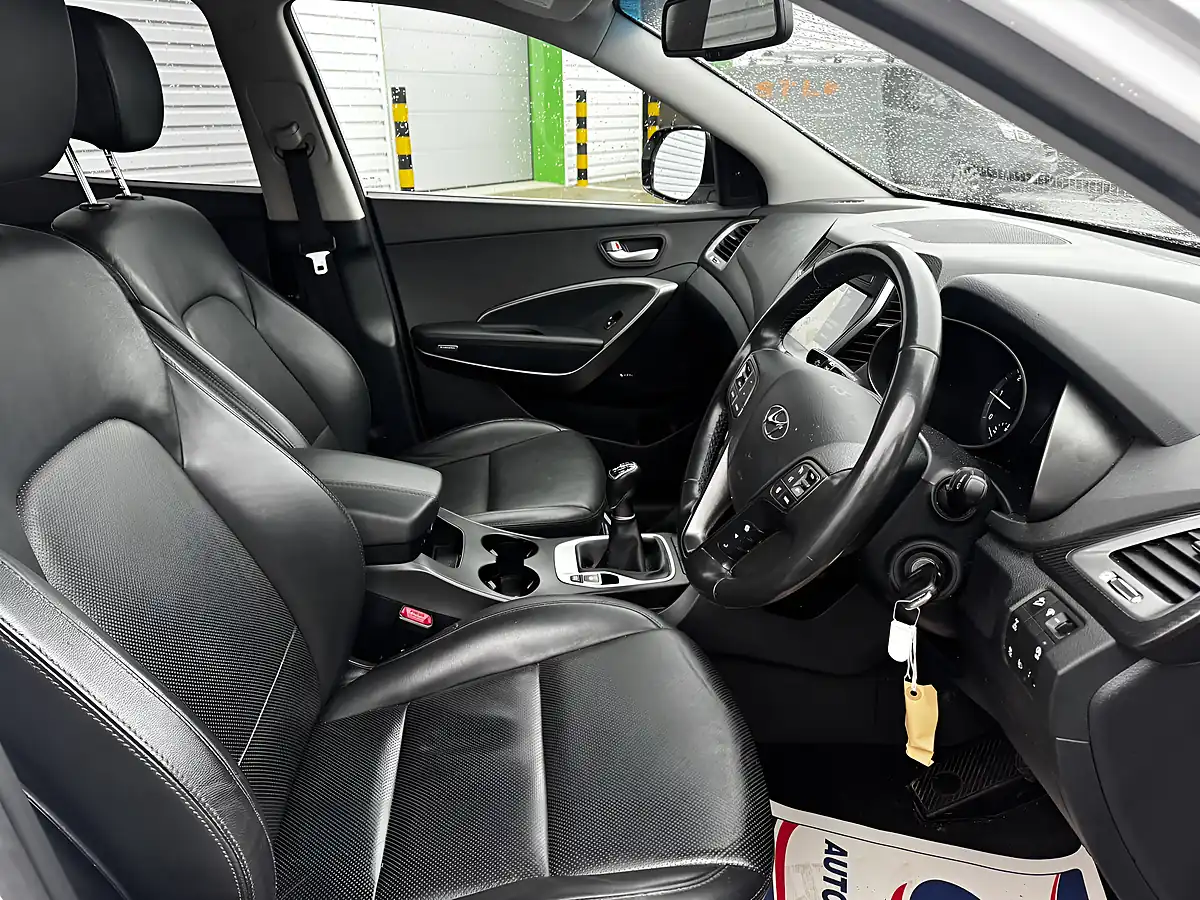 Used 2016 Hyundai Santa Fe Premium White - Interior and Exterior details 13