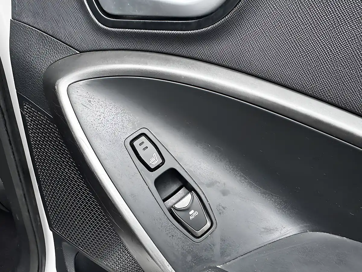 Used 2016 Hyundai Santa Fe Premium White - Interior and Exterior details 14