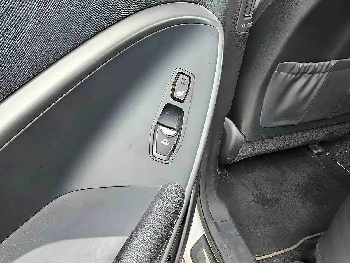 Used 2016 Hyundai Santa Fe Premium White - Interior and Exterior details 17