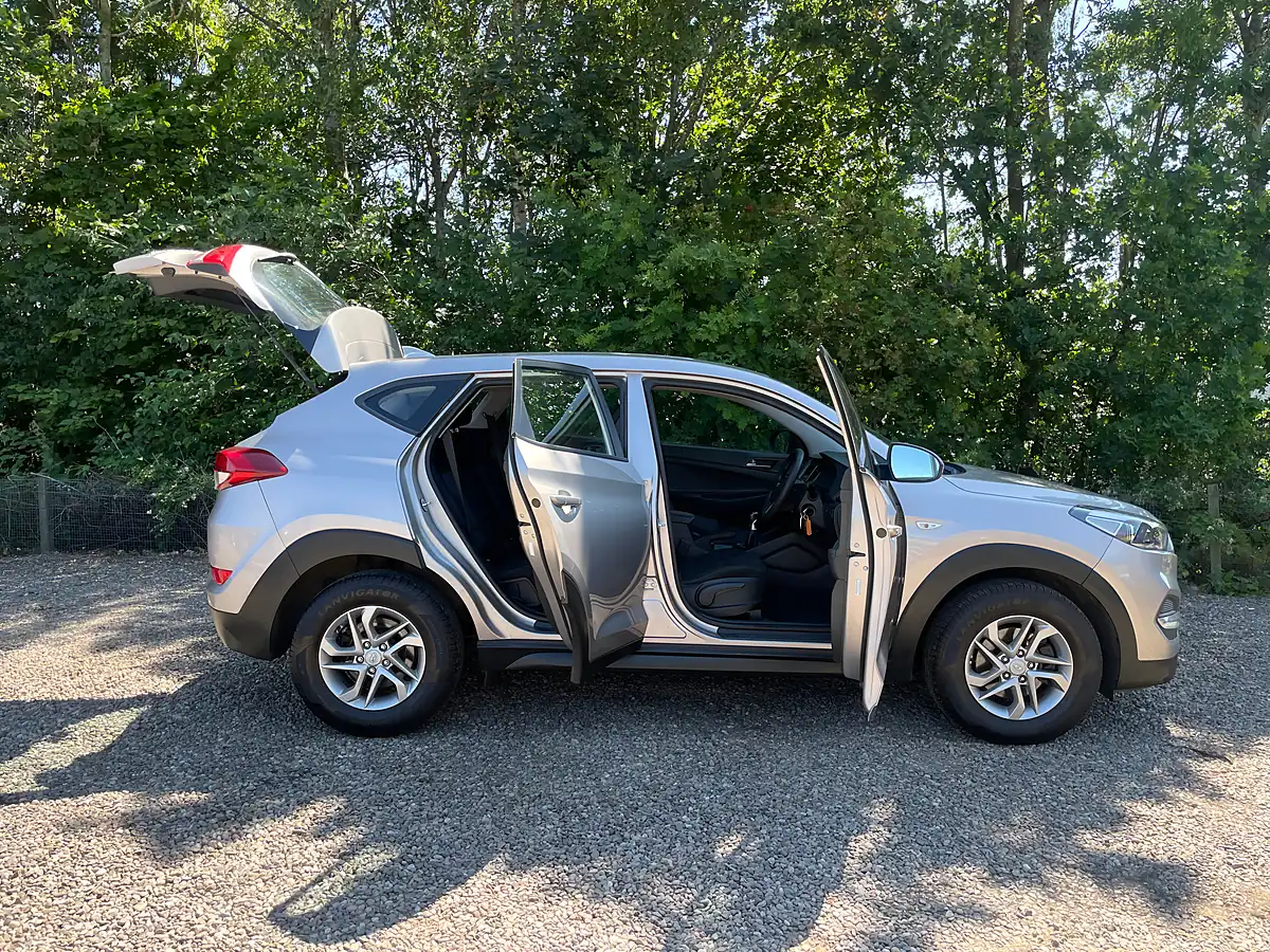 Used 2016 Hyundai Tucson Blue Drive S Beige - Interior and Exterior details 7