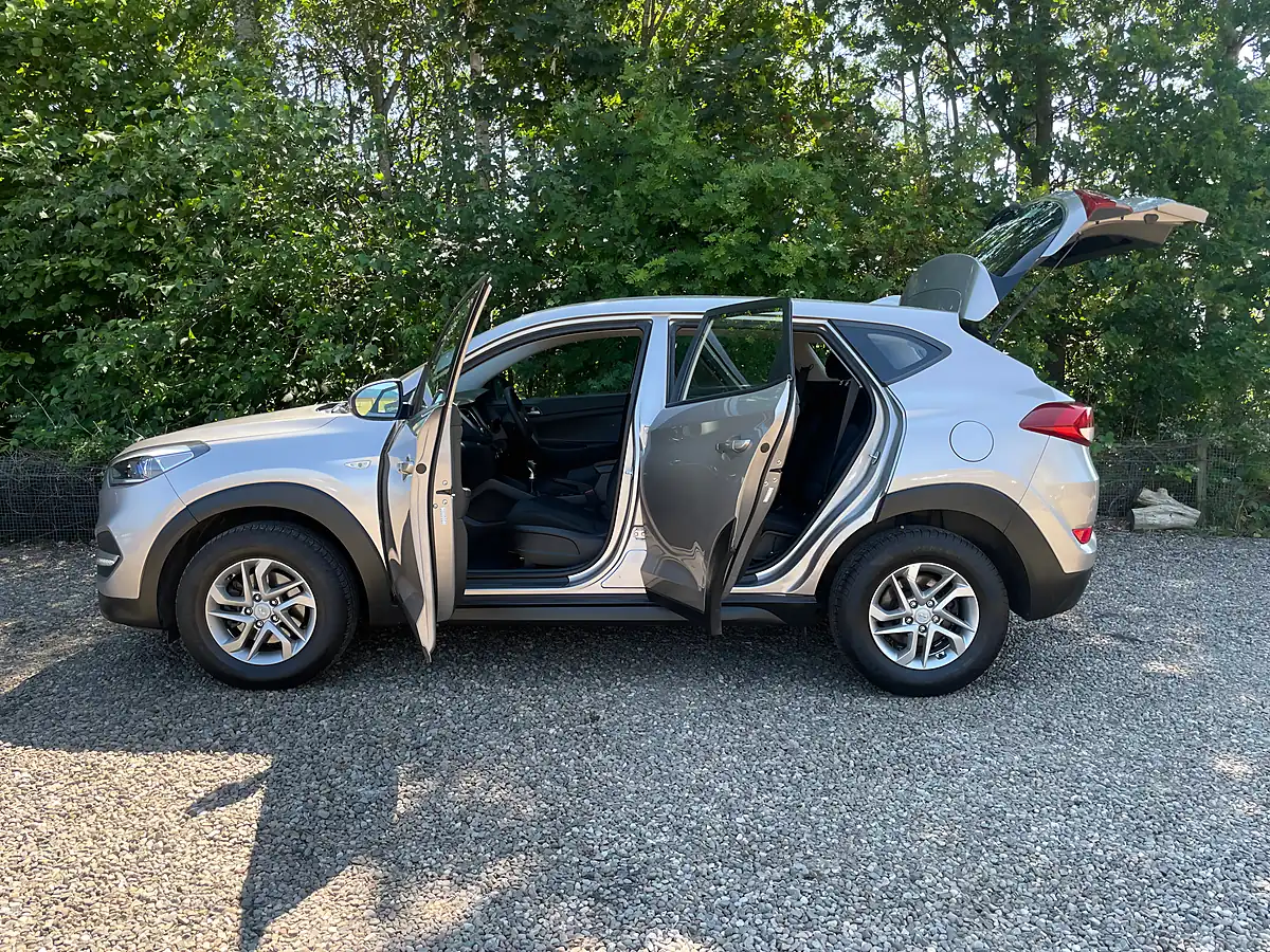 Used 2016 Hyundai Tucson Blue Drive S Beige - Interior and Exterior details 8
