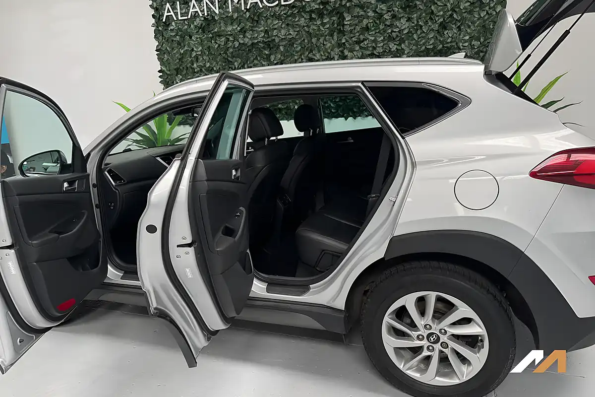 Used 2016 Hyundai Tucson Premium Platinum Silver - Interior and Exterior details 11