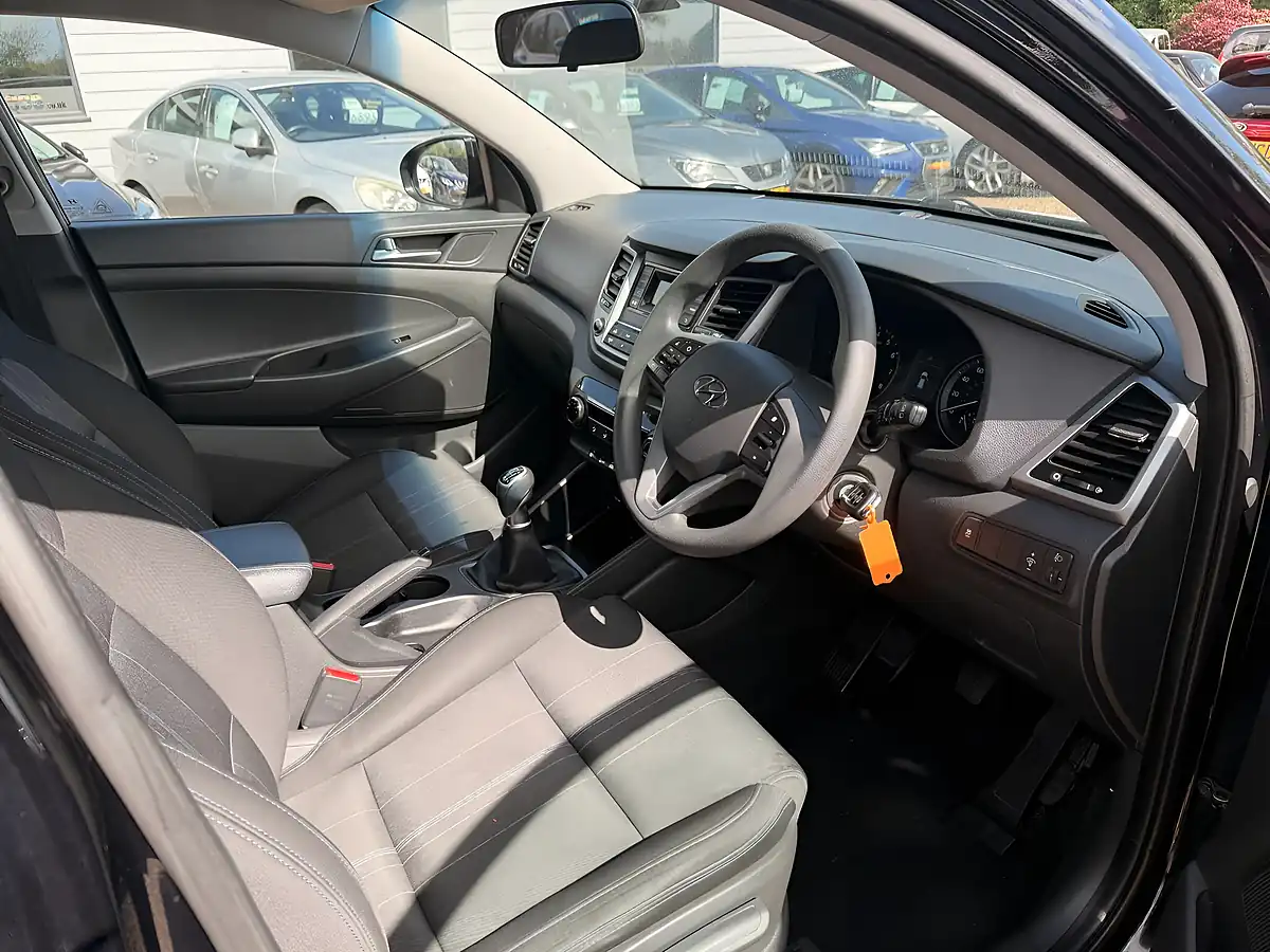 Used 2016 Hyundai Tucson S Black - Interior and Exterior details 8