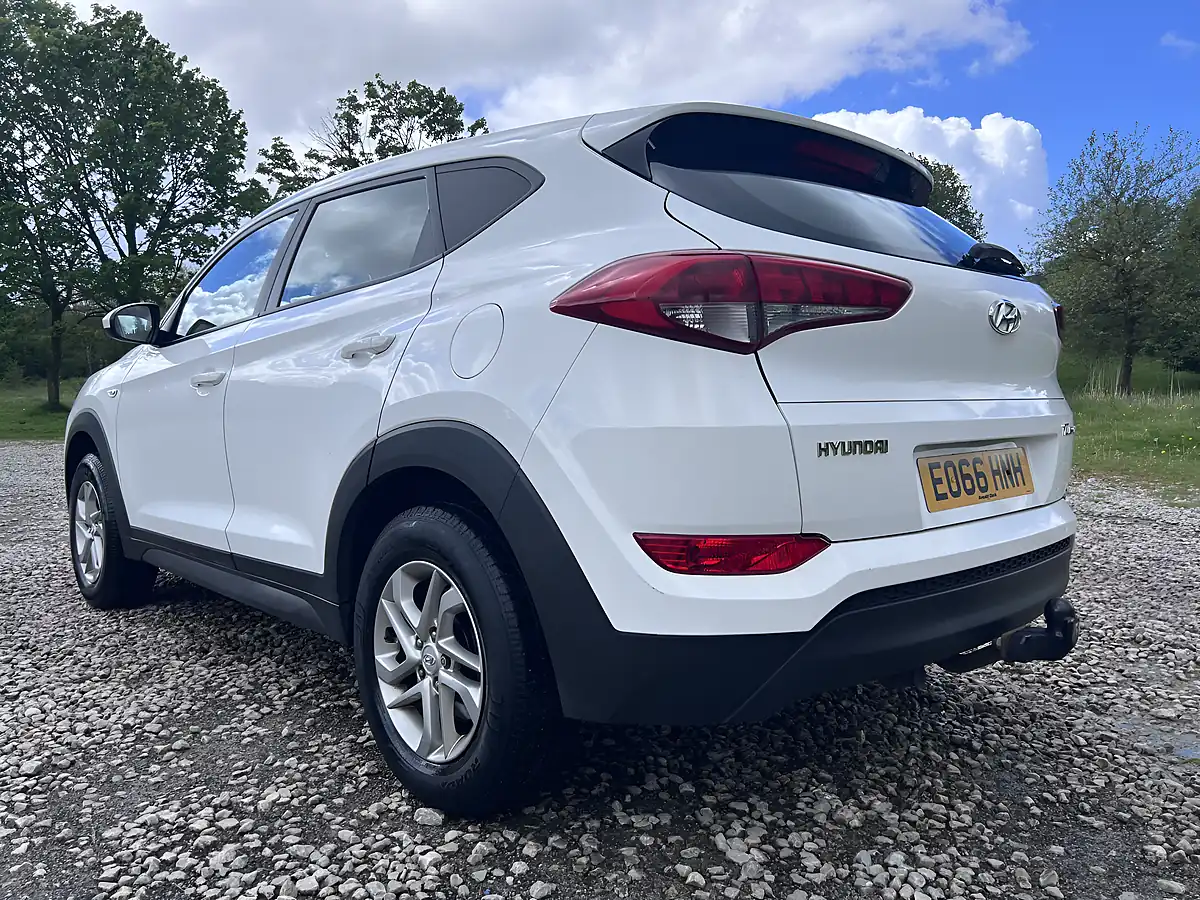 Used 2016 Hyundai Tucson S White - Interior and Exterior details 13