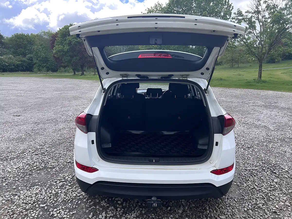 Used 2016 Hyundai Tucson S White - Interior and Exterior details 16