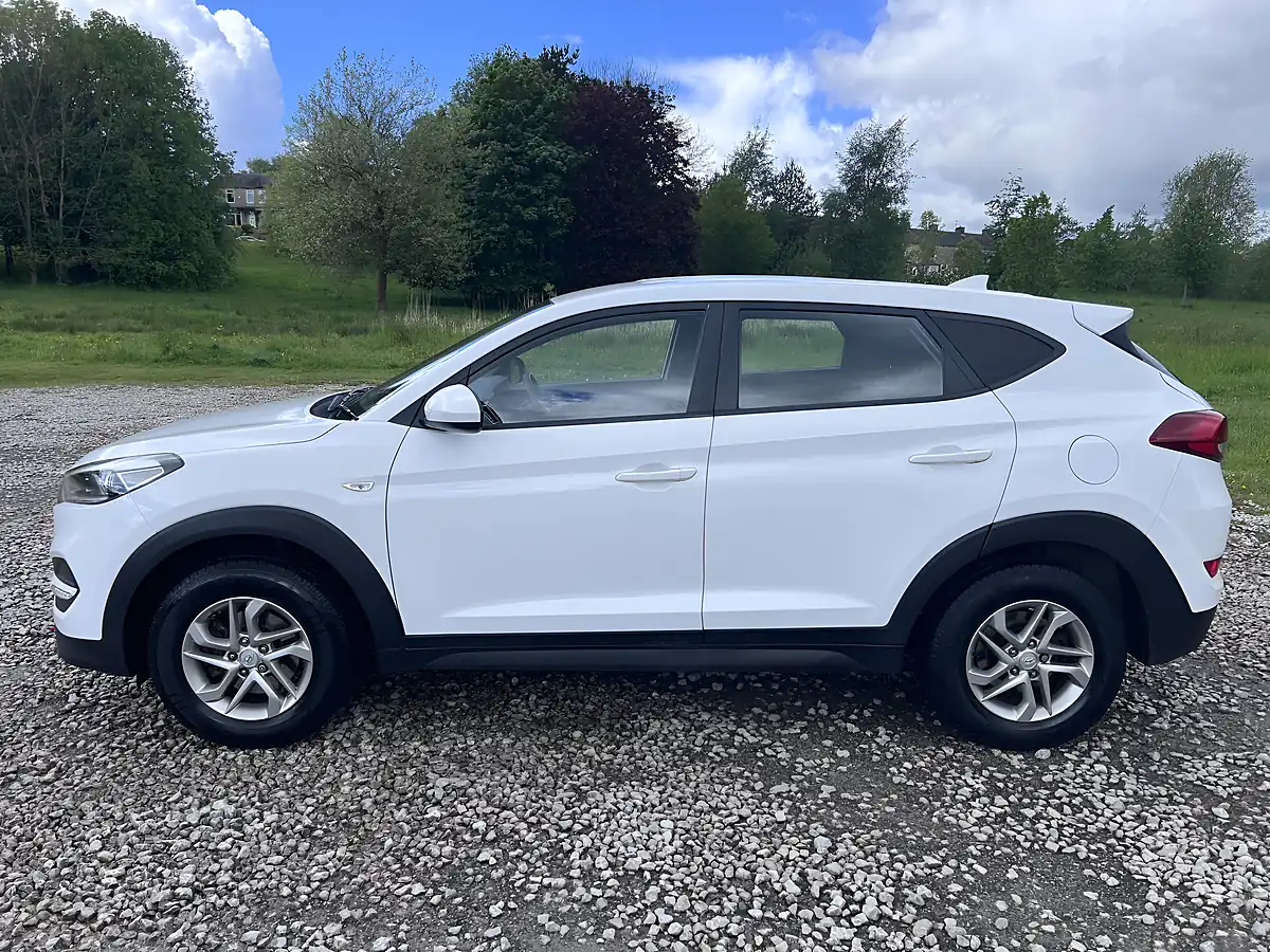 Used 2016 Hyundai Tucson S White - Interior and Exterior details 3