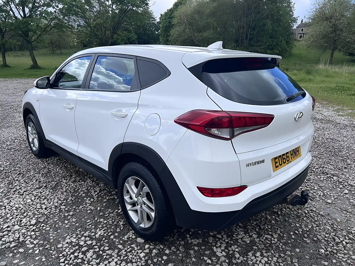 Used 2016 Hyundai Tucson S White - Interior and Exterior details 4